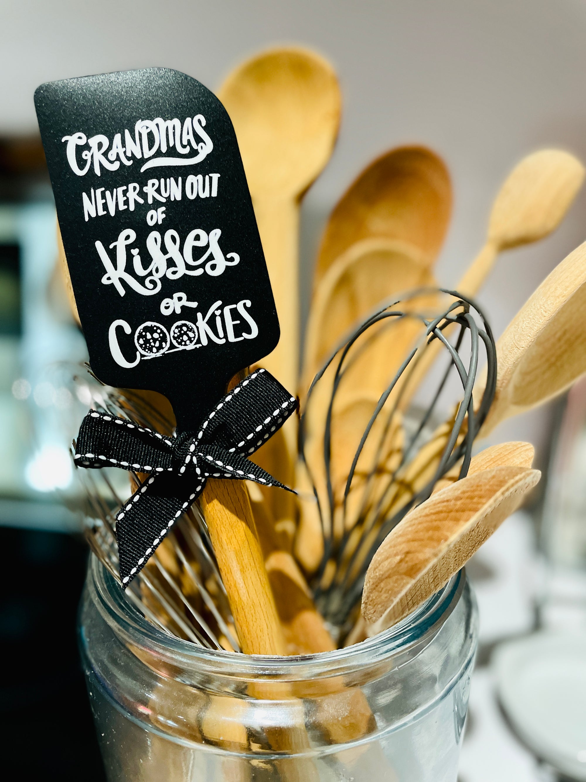 The Canton Christmas Shop Grandmas Never Run Out of Kisses or Cookies Black Silicone Baking Spatula Ready for Gifting with Black Ribbon Bow and Hanging Loop